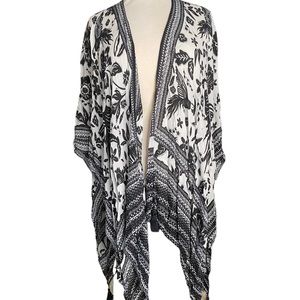Vince Camuto Kimomo Silhouetted birds and stripes, black/cream, one size tassels